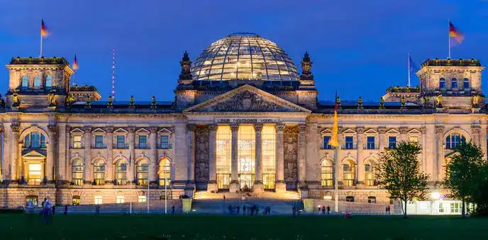 Es el Reichstag, la sede del Parlamento de Alemania (Bundestag), situado en Berlín.