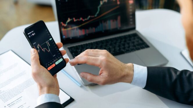 Analista comprobando el comportamiento de Bitcoin