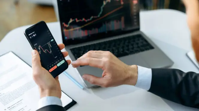 Analista comprobando el comportamiento de Bitcoin