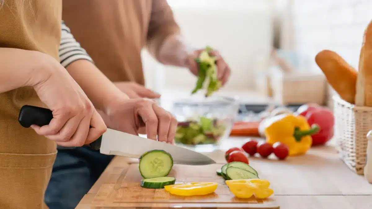 Una mujer cocina para hacer bathcooking