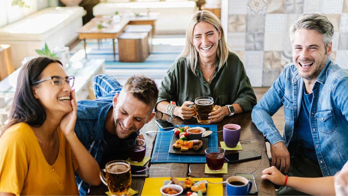 Compañeros de oficina comen juntos