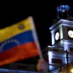 Puerta del Sol en Madrid con una bandera venezolana