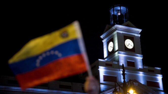 Puerta del Sol en Madrid con una bandera venezolana