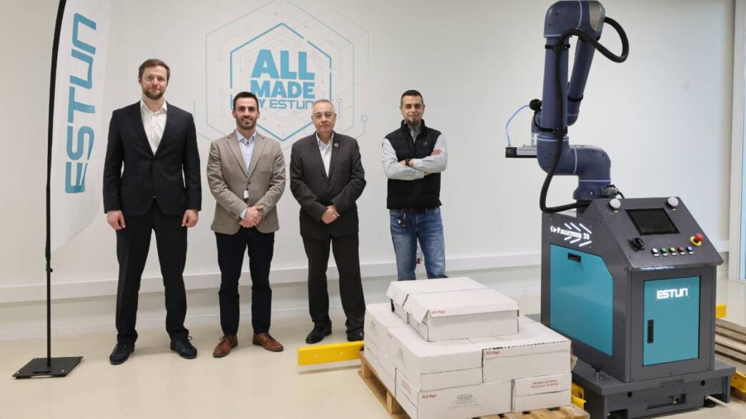 Pere Navarro, delegado especial del Estado en el CZFB junto a Dmitry Kapishnikov, CEO de ESTUN Iberia, e Ignacio Moreno, Sales Director de la compañía