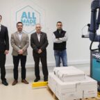 Pere Navarro, delegado especial del Estado en el CZFB junto a Dmitry Kapishnikov, CEO de ESTUN Iberia, e Ignacio Moreno, Sales Director de la compañía