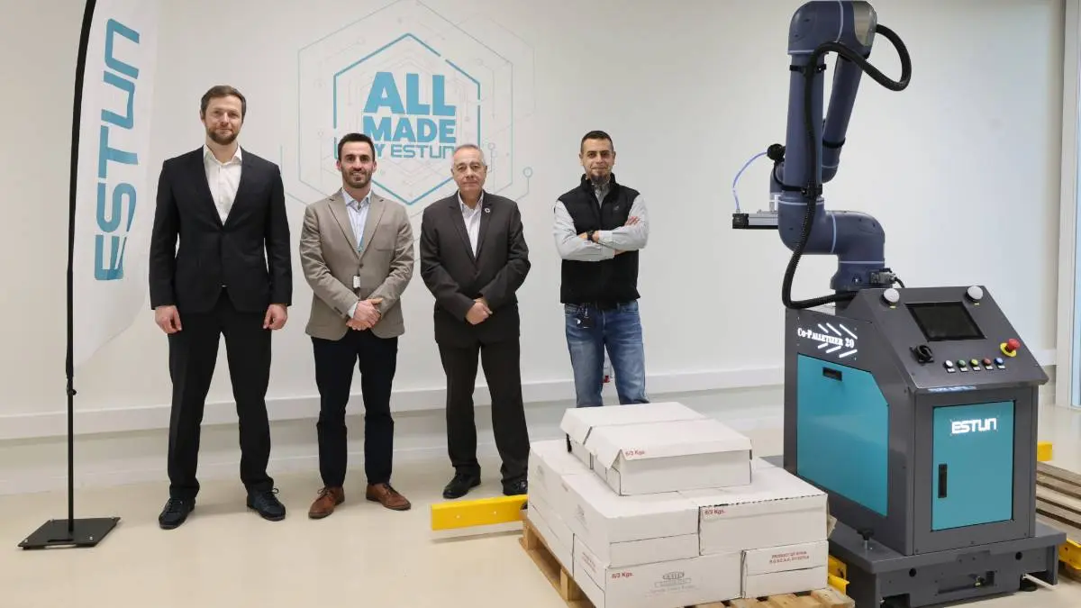 Pere Navarro, delegado especial del Estado en el CZFB junto a Dmitry Kapishnikov, CEO de ESTUN Iberia, e Ignacio Moreno, Sales Director de la compañía