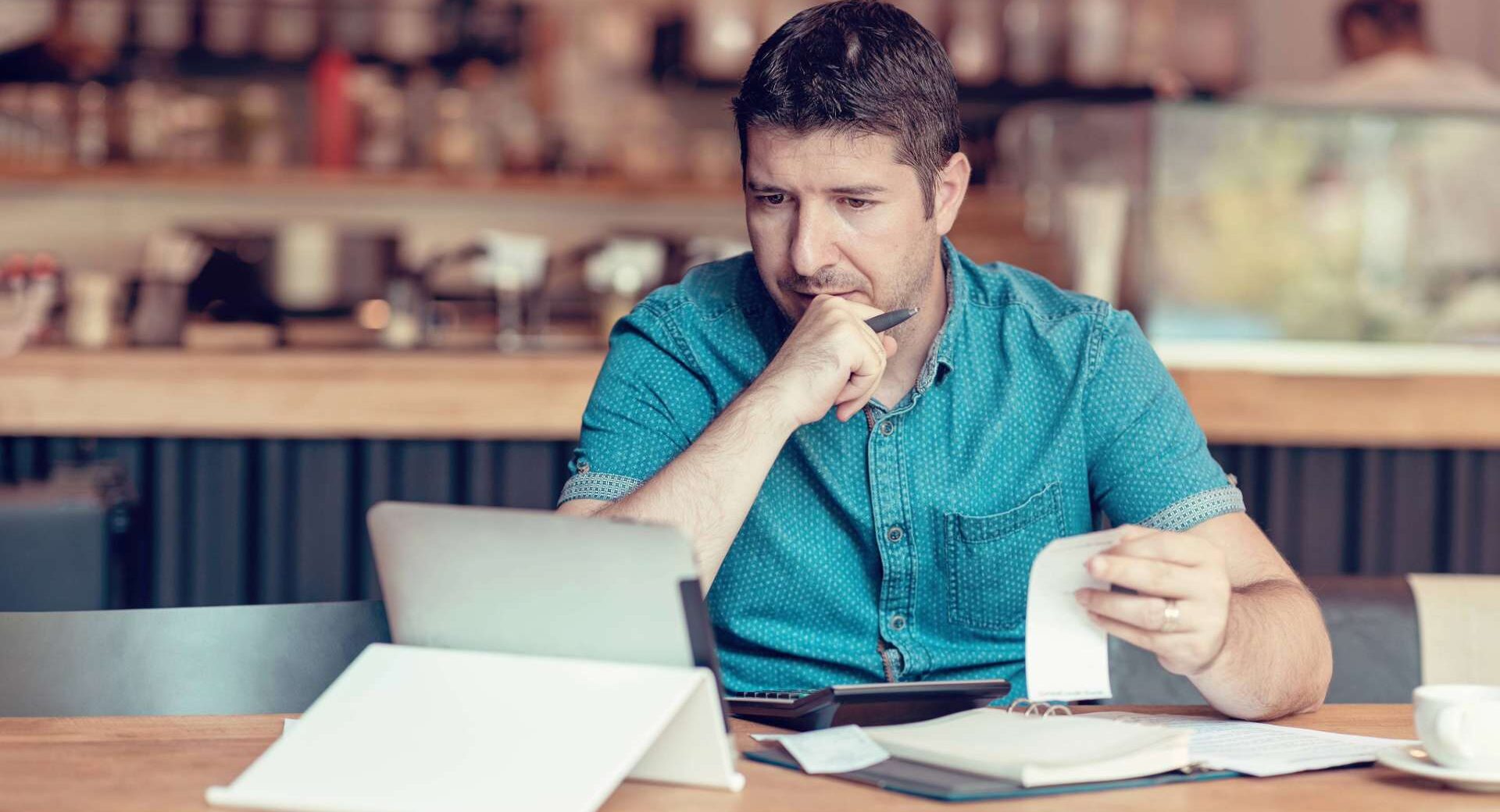 Empresario haciendo cuentas fiscales