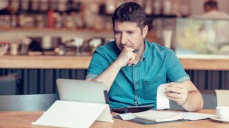 Empresario haciendo cuentas fiscales