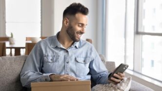 Un chico realizando un pago instantáneo