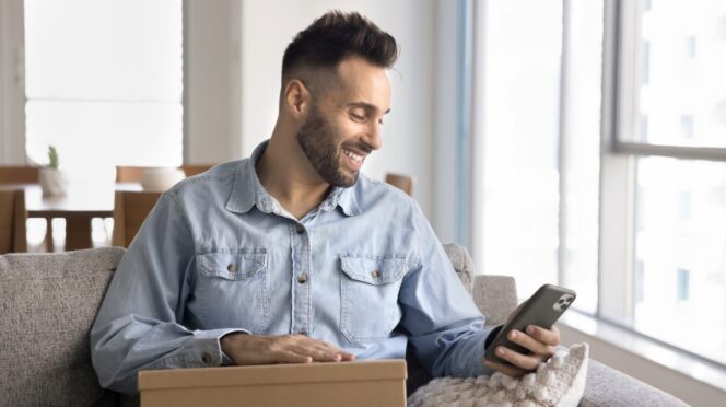 Un chico realizando un pago instantáneo