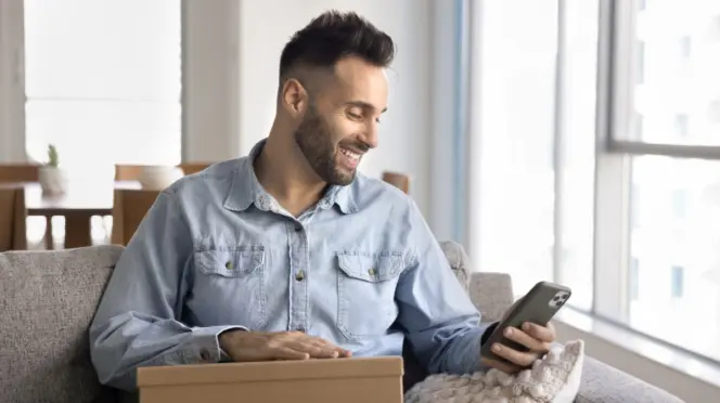 Un chico realizando un pago instantáneo