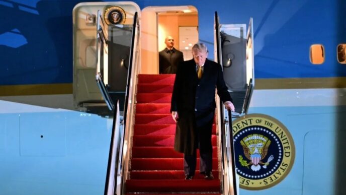 Donald Trump desciende del Air Force One