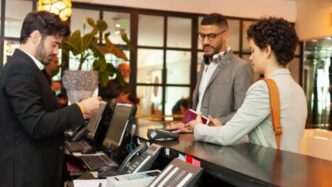 Turistas en la recepción de un hotel