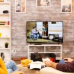 Jóvenes viendo la televisión