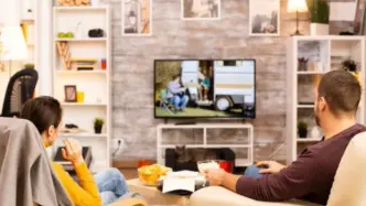 Jóvenes viendo la televisión