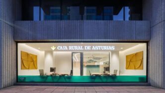 Fachada de las oficinas de Caja Rural de Asturias en Madrid