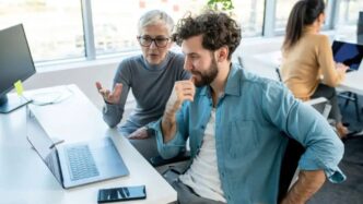 Trabajadores de una empresa analizan un proyecto conjunto.