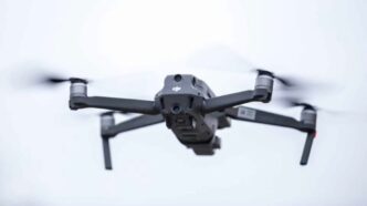 Dron DJI Mavic Pro 2 flotando en el cielo