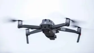 Dron DJI Mavic Pro 2 flotando en el cielo