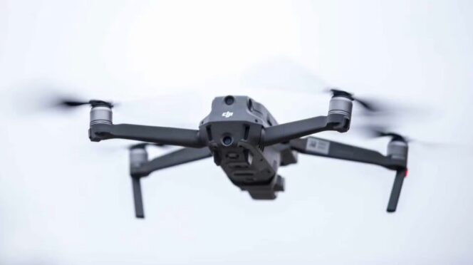 Dron DJI Mavic Pro 2 flotando en el cielo