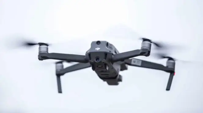 Dron DJI Mavic Pro 2 flotando en el cielo