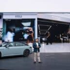 J Thongnop, Director de Marketing de Sony Honda Mobility presentando un modelo Afeela eléctrico en el CES 2026