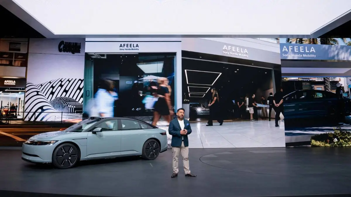 J Thongnop, Director de Marketing de Sony Honda Mobility presentando un modelo Afeela eléctrico en el CES 2026