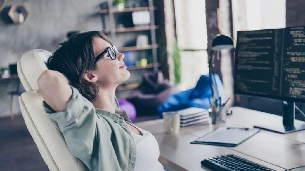 Chica relajada en la oficina