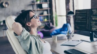 Chica relajada en la oficina
