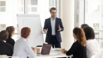 CEO dando una exposición a sus empleados
