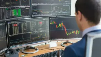 Hombre trabajando con finanzas en un ordenador