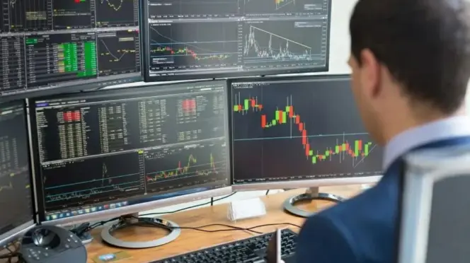 Hombre trabajando con finanzas en un ordenador