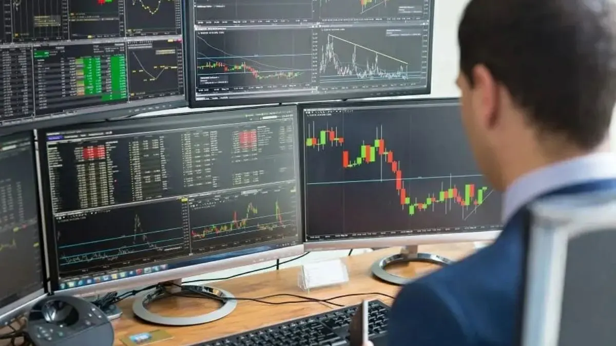 Hombre trabajando con finanzas en un ordenador