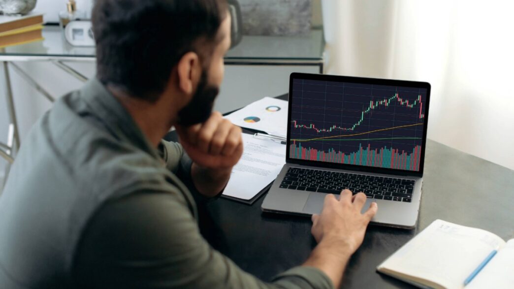 Un inversor comprueba la evolución de las criptomonedas