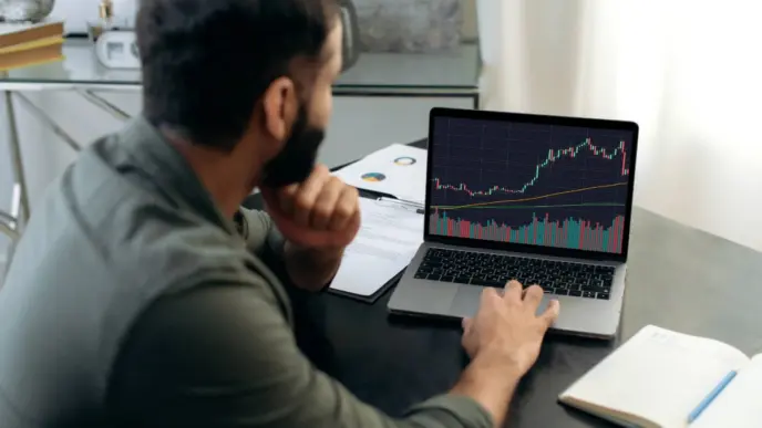 Un inversor comprueba la evolución de las criptomonedas