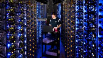 Una mujer en un centro de datos