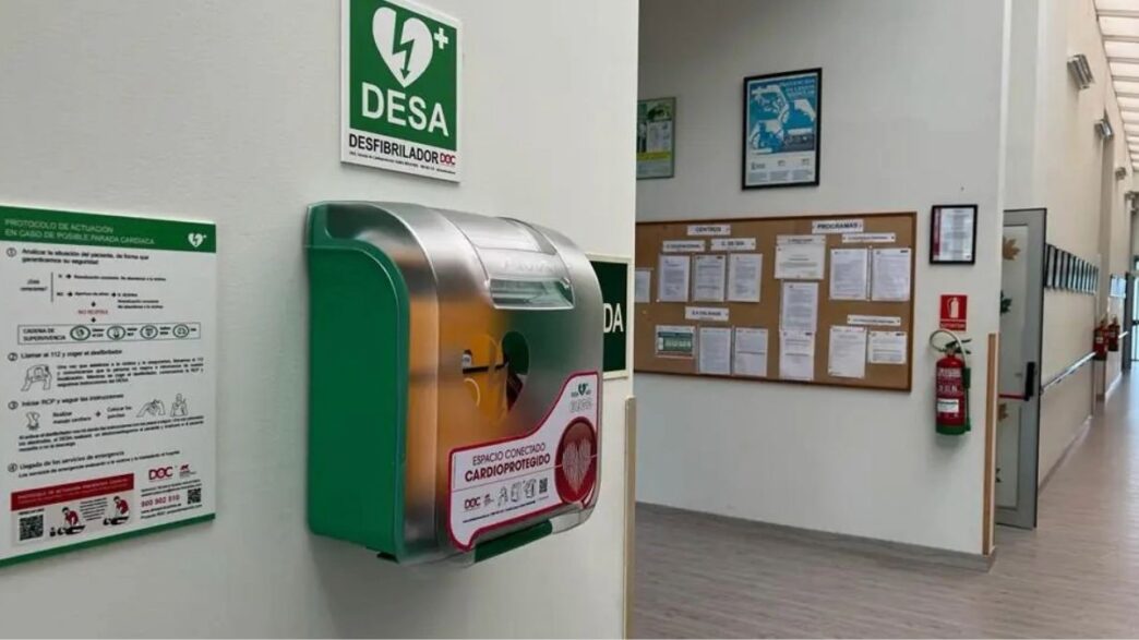 Desfibrilador en el pasillo de una empresa