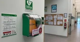 Desfibrilador en el pasillo de una empresa