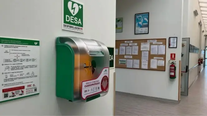 Desfibrilador en el pasillo de una empresa