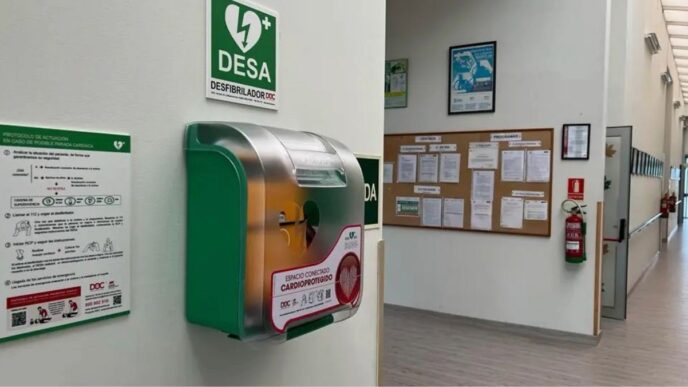 Desfibrilador en el pasillo de una empresa