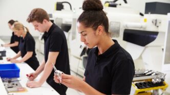 Personas se incorporan a un puesto de trabajo