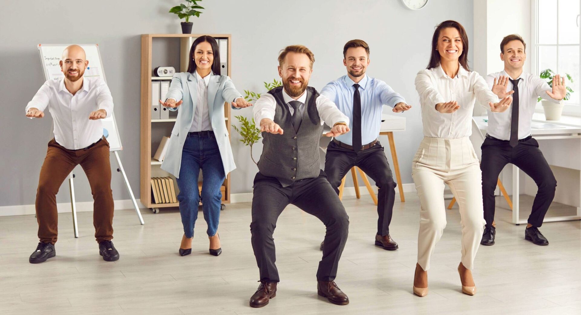 Un equipo de oficina realiza una actividad