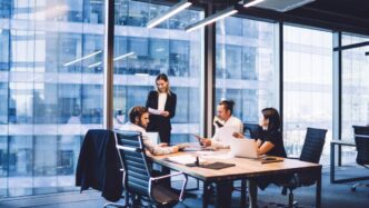 Equipo de economistas trabajando