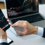 Inversor comprobando la evolución de su cartera