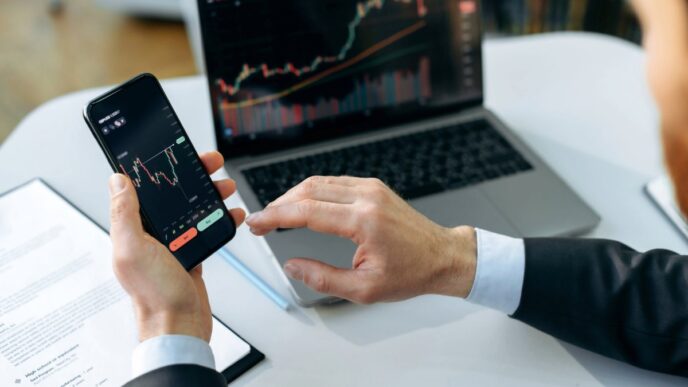 Inversor comprobando la evolución de su cartera