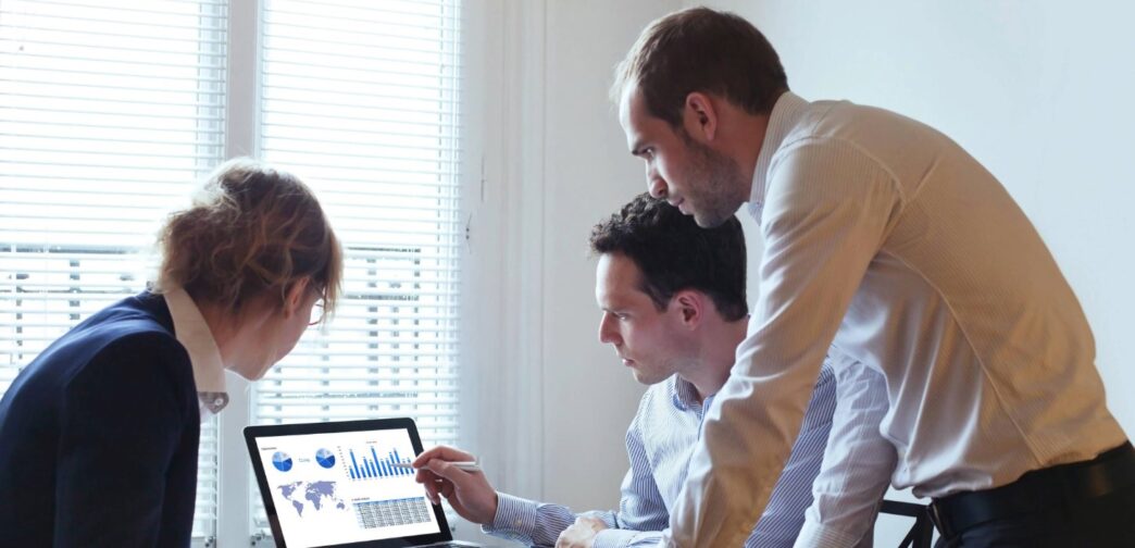 Equipo consultando un cuadro de mando