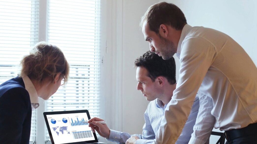 Equipo consultando un cuadro de mando