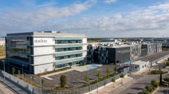 Recreación de una fusión de las sedes de las dos empresas :: Hecho con IA / Propós