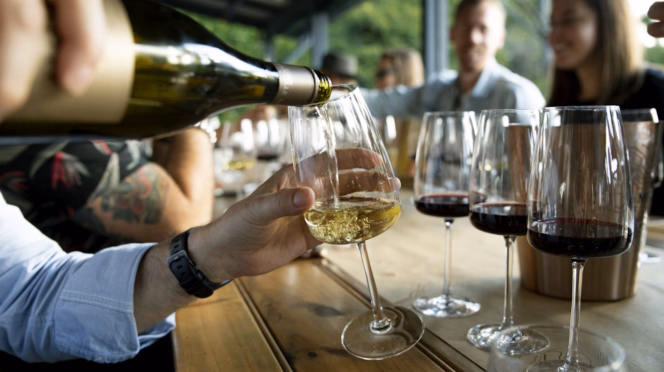 En una ciudad donde los afterwork son entre barras abarrotadas y cosas rápidas, cada vez son más los perfiles corporativos que buscan calma y una buena conversac