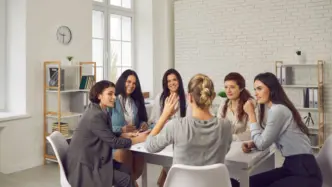 Mujeres trabajando en una oficina
